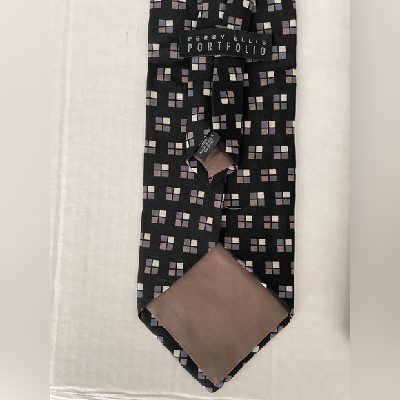 Perry Ellis Portfolio Bundle Elegant Silk Black and Gray Pattern Ties - Picture 6 of 9